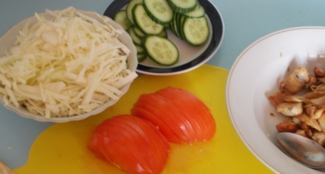 1. Этап. Домашняя шаурма с курицей в лаваше: Куриную грудку нарезаем небольшими кусочками и обжариваем на растительном масле до золотистой корочки, предварительно посолив и поперчив. Тем временем нашинкуйте капусту. Огурец и помидор порежьте тонкими колечками.