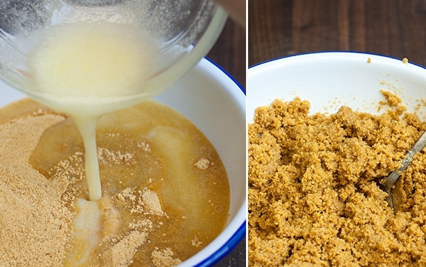 1. Этап. Торт Нью Йорк: 2. Сразу нам нужно сделать основу из печенья. Для этого поместите его в блендер и измельчите до состояния крошки. Добавьте растопленное сливочное масло и перемешайте до однородного состояния.