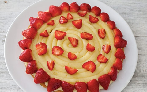 1. Этап. Начинка для бисквитного торта: На крем уложите очищенные, промытые и нарезанные ягоды клубники.