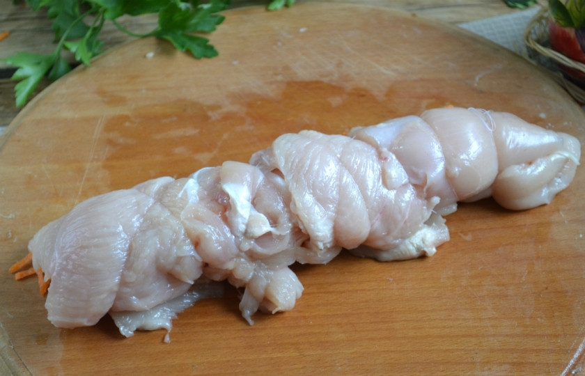 1. Этап. Рулет из индейки в духовке: Заверните филе в рулет и плотно обмотайте нитью.