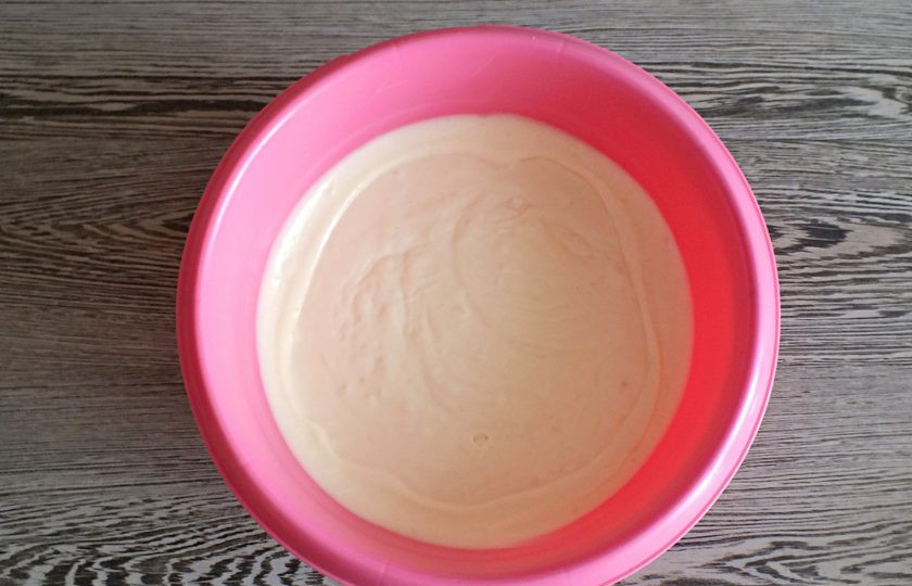 1. Этап. Профитроли с кремом Пломбир: Взбейте миксером крем до однородного состояния. Охладите.