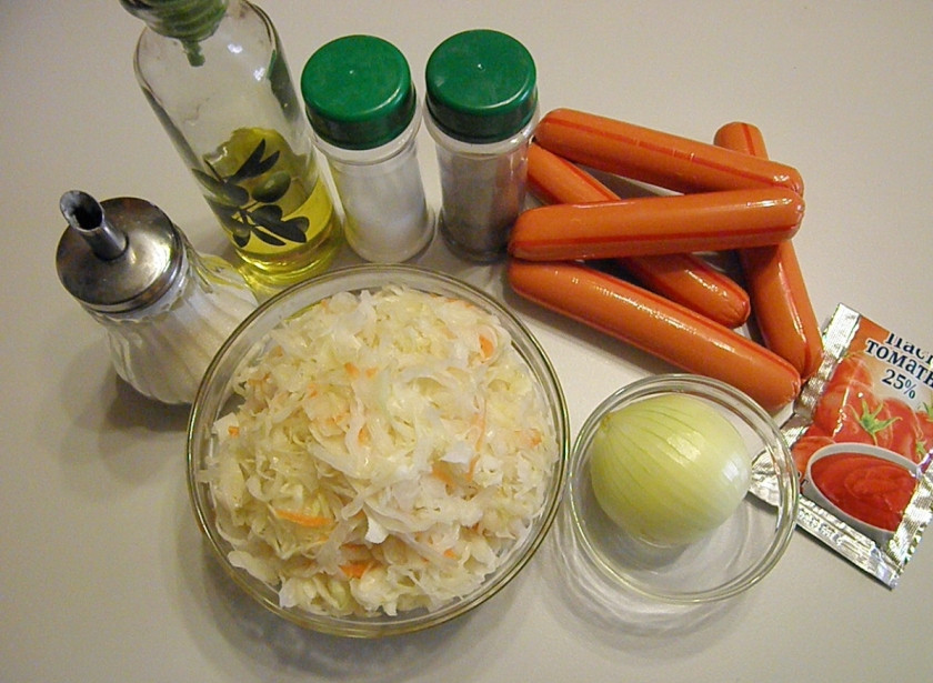 1. Этап. Солянка из квашеной капусты: Приготовьте продукты для солянки. Если капуста квашенная без моркови, то возьмите еще морковочку. Уксус используйте только в случае необходимости. Если капуста была натурального квашения, то она будет достаточно кислой.