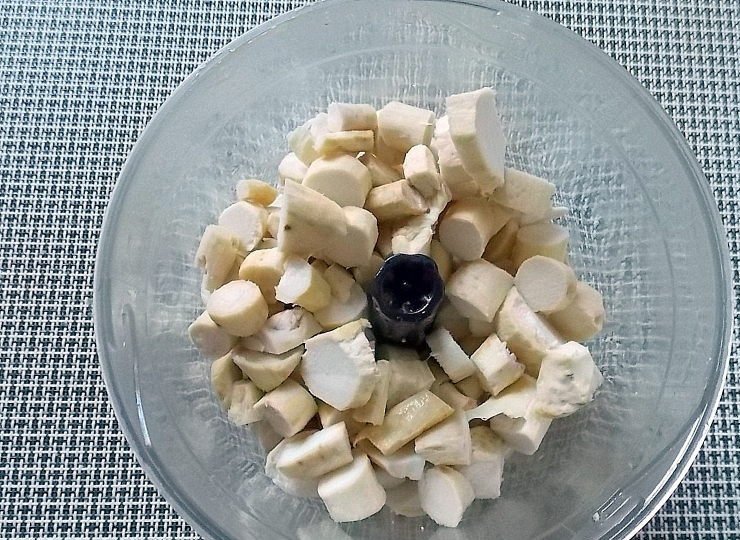 1. Этап. Закуска из хрена с чесноком: Очистите хрен, вымойте и порежьте на кусочки. Сложите в чашу блендера и добавьте 1/4 часть воды и сок. Пробейте блендером.