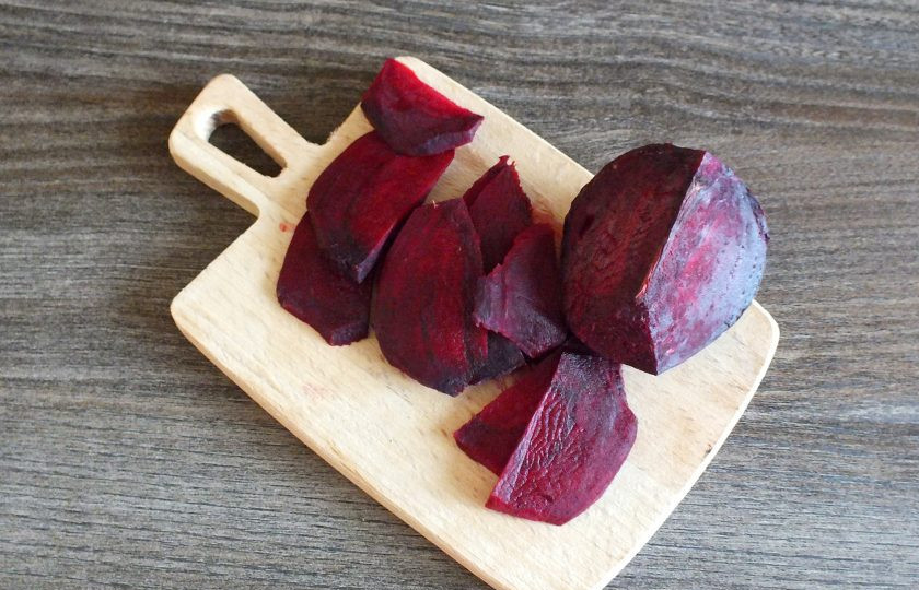 1. Этап. Маринованный имбирь со свеклой: Свёклу очистите от кожуры и нарежьте тонкими пластинками.