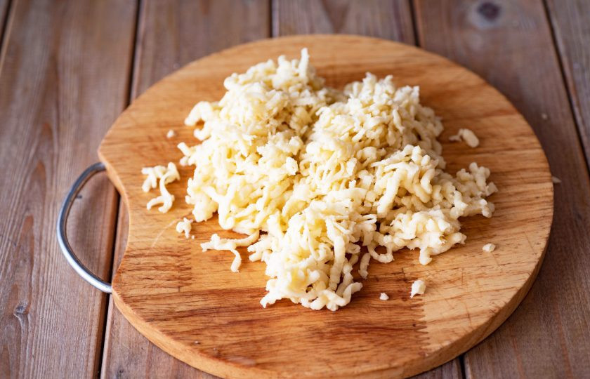 1. Этап. Торт Муравейник с медом: Подмороженное тесто натрите на крупную терку.