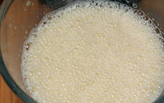 1. Этап. Суфле из трески: Желтки слегка взбиваем со сливками и добавляем к нашей рыбе.