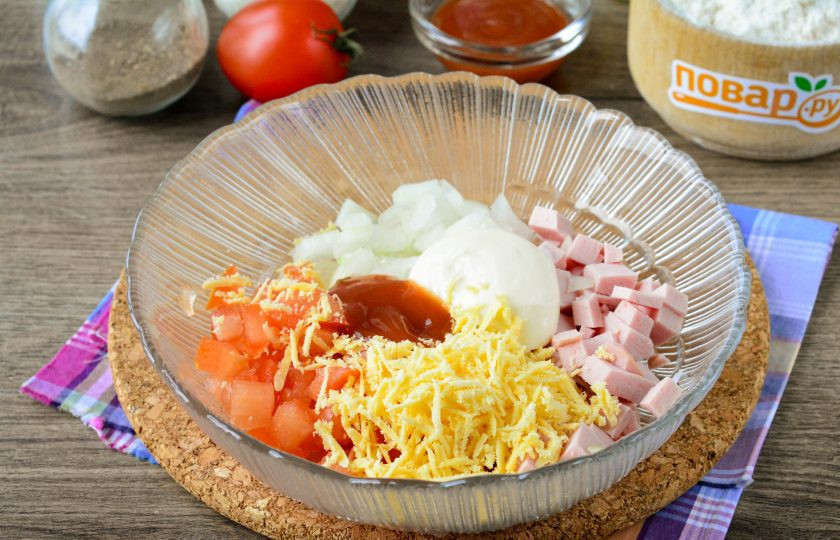1. Этап. Пицца в чебуреке: Все нарезанные компоненты выложите в подходящую посуду, влейте майонез и кетчуп, перемешайте, начинка для чебуреков готова.