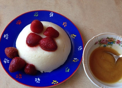 1. Этап. Манная каша с медом: Когда каша слегка остынет, она загустеет и ее будет легко выложить на плоскую тарелку, получится каша в форме пудинга. Выкладываем ягоды и поливаем по вкусу медом.