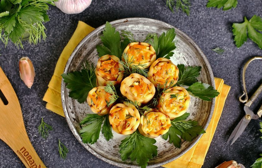 1. Этап. Рулетики из кабачков с морковью и сыром: Готовые рулетики из кабачка с морковью и сыром украсьте зеленью и подавайте к столу. Приятного аппетита!