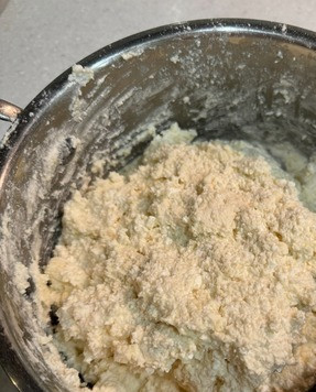 1. Этап. Творожные ватрушки на творожном тесте: Замесить тесто. С тестом работаем руками, смоченными в воде, т. к. тесто очень липкое