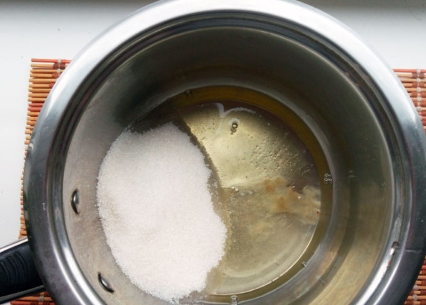 1. Этап. Белковый заварной крем: Обезжирьте емкость, где будете делать крем (например, спиртом). Подготовьте водяную баню. В обезжиренную емкость отправьте белки, сахар и ваниль.