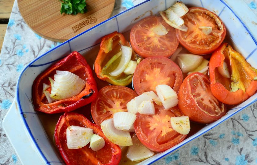 1. Этап. Томатный суп с перцем и рисом: Запекайте в разогретой до 200 градусов форме 20 минут.