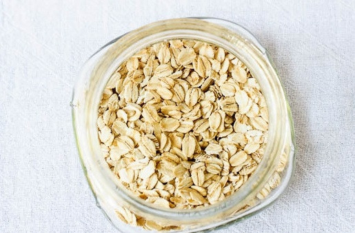 1. Этап. Кефир с сухофруктами и овсяными хлопьями: 1. Подготовьте удобную баночку и всыпьте туда овсяные хлопья.