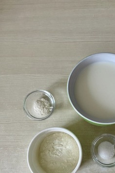 1. Этап. Мороженое с ксантановой камедью: Подготовим все необходимые ингредиенты: - хорошо охлажденное молоко; - сухое молоко (я использую обезжиренное сухое молоко, также возможно добавление порошка протеина в тех же пропорциях); - немного ванилина (по желанию); - заменитель сахара (у меня 10 г всеми известного сахарозаменителя, что соразмерно 100 г сахара. Вы можете делать массу еще более сладкой); - порошок ксантановой камеди.