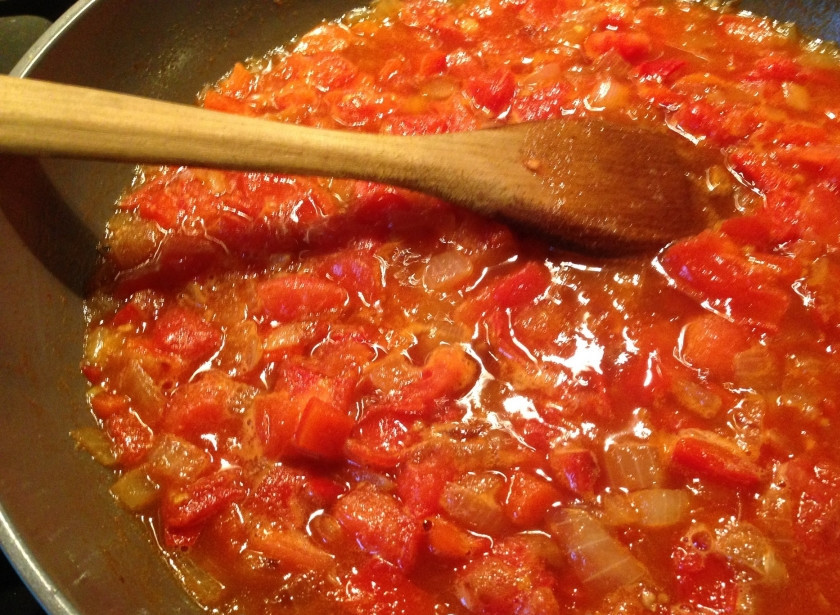 1. Этап. Томатная подлива: Добавьте к луку и перцу томаты, влейте бульон. Немного прибавьте огонь и дайте закипеть.