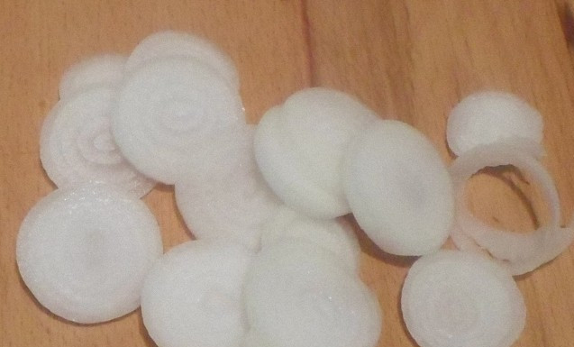 1. Этап. Речная рыба в мультиварке: Лук почистить и нарезать кольцами.