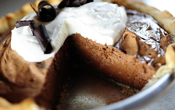 1. Этап. Французский шелковый пирог: 5. Поместите пирог в холодильник на 1 час, а после подавайте к столу.