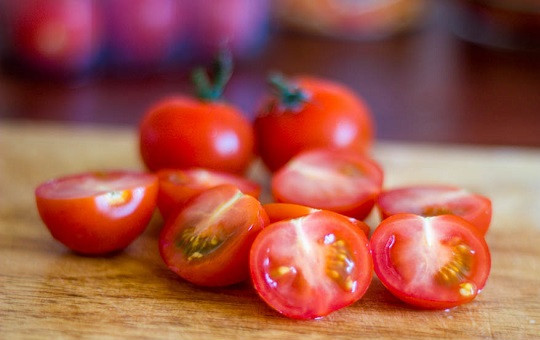 1. Этап. Курица с овощами в фольге: 5. Помидоры черри вымыть и разрезать пополам.