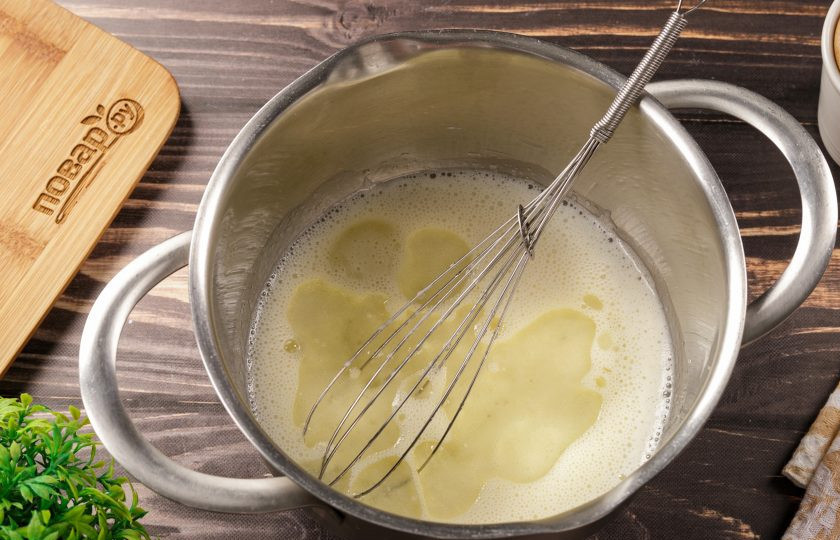 1. Этап. Заливной пирог на кефире с творогом: Влейте масло.