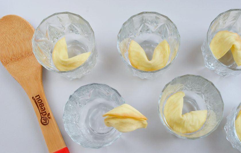 1. Этап. Печенье с пожеланиями: Складывайте печенье пополам, а потом на край стакана, чтобы загнуть красиво 