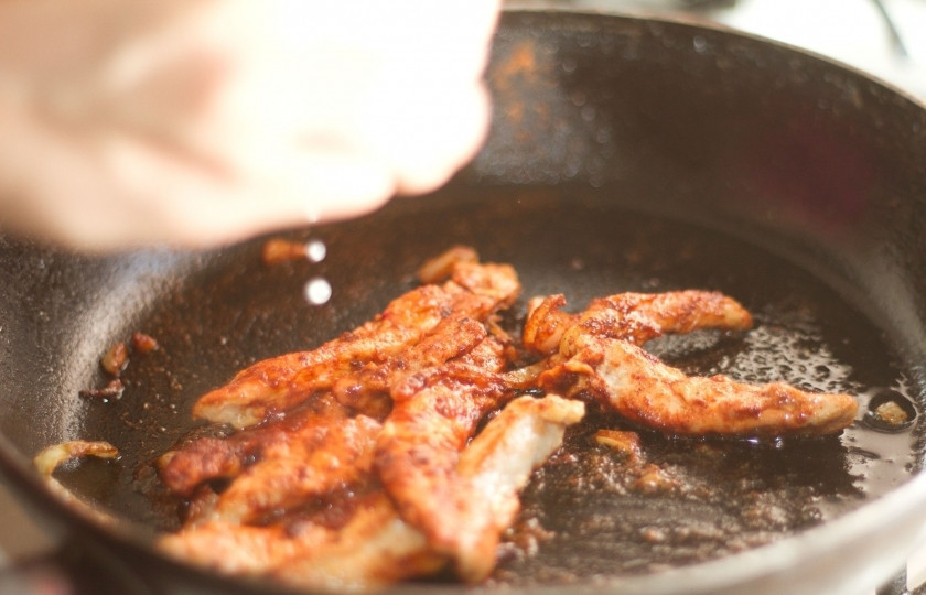 1. Этап. Пита с курицей: После добавьте лимонного сока. Перемешайте.