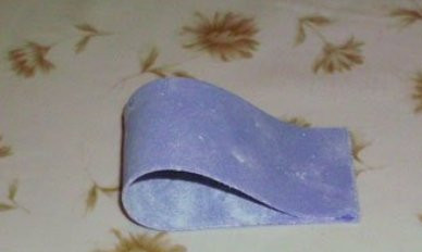 1. Этап. Торт Подарок: Вырезаем из пласта полоски и делаем петельки для будущего банта.