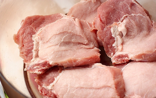 1. Этап. Шашлык по-английски: Мясо нарезать толщиной 1,5 см поперек волокон.