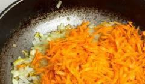 1. Этап. Овощное рагу с картофелем и капустой: Добавляем морковь к луку, обжариваем еще 3-4 минуты.