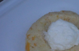 1. Этап. Тыквенное печенье с начинкой: С помощью ложки зачерпываем около 50-55 г теста и формируем шар. Пальцем делаем углубление в центре и помещаем туда начинку. У меня получилось 12 печений. Скрепляем края и обваливаем в смеси сахара (2 ст. л.) и корицы (1 ч. л.)