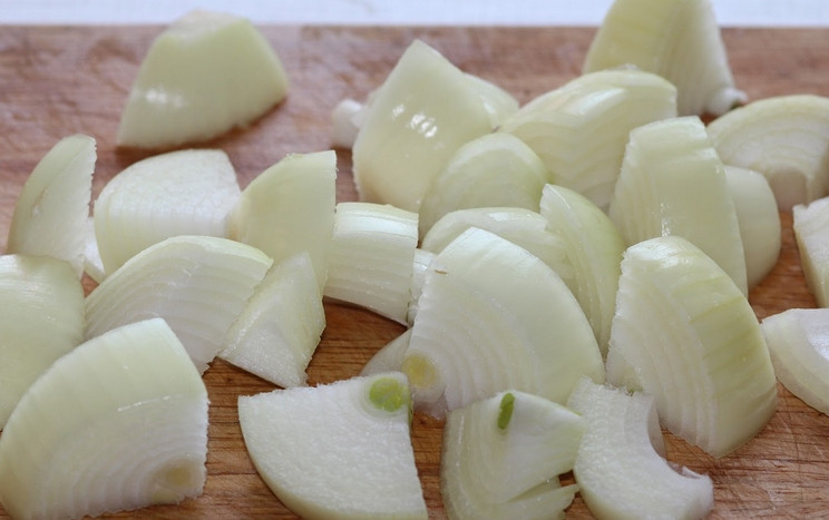 1. Этап. Куриные окорочка с картошкой в духовке: Репчатый лук нарезаем средними кусочками.