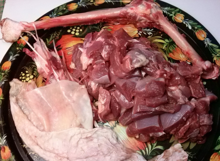 1. Этап. Ветчина из индейки: Срежьте аккуратно кожу, снимите мясо с кости, зачистите от пленок, удалите сухожилия, порежьте на кусочки. Сало также порежьте на кусочки.