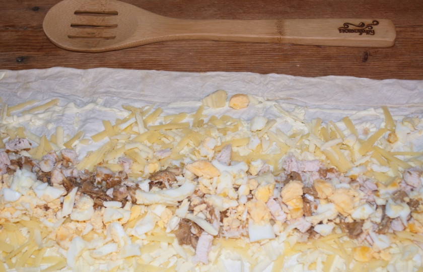 1. Этап. Лаваш с курицей и яйцом: Отварное куриное яйцо очистите от скорлупы и нарежьте кубиками. Выложите на лаваш.