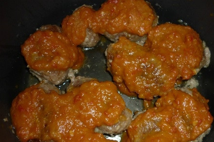 1. Этап. Рис с котлетами в мультиварке: 3. На данном этапе котлеты необходимо залить соусом. Можно использовать готовый соус или сделать его самостоятельно. Для томатного соуса следует обжарить небольшую измельченную луковицу, немного моркови, чеснока и болгарского перца. Добавить очищенные от кожуры помидоры. Посолить и поперчить соус по вкусу. Оставить томиться на медленном огне, пока соус не станет густым и полностью однородным.