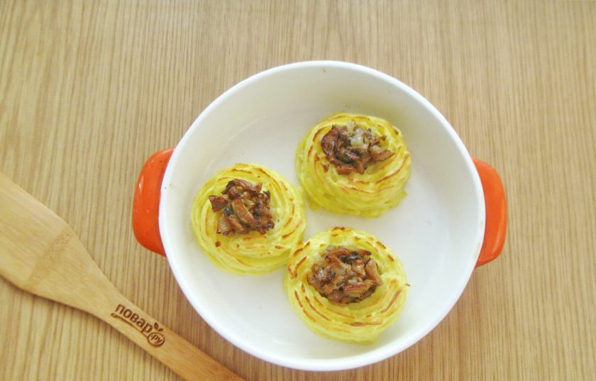 1. Этап. Гнезда с грибами в духовке: Запекайте гнезда в духовке 15-20 минут. Они должны слегка подрумяниться.