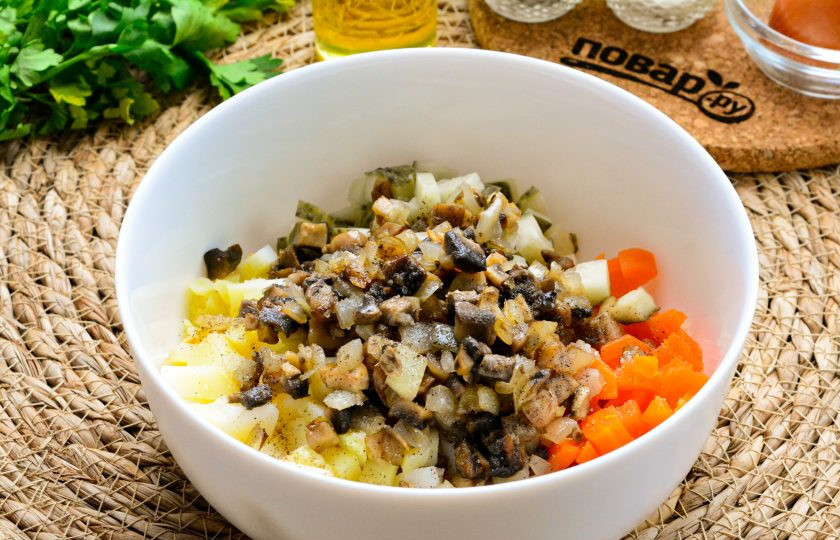 1. Этап. Салат Золушка: Всыпьте остывшие жареные грибы с луком. Салат посолите, поперчите.