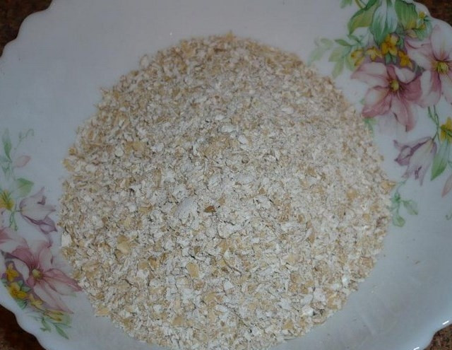 1. Этап. Овсяно-яблочное печенье: 1. Овсяные хлопья немного измельчите в блендере или мясорубке. Не обязательно, чтобы получилась овсяная мука, достаточно просто измельчить их в 2-3 раза.