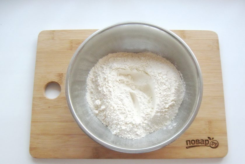 1. Этап. Вареники на минеральной воде: Приготовьте тесто для вареников. В миску насыпьте муку.