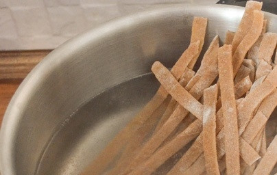 1. Этап. Соба с курицей и овощами: Вскипятите воду с подсоленной водой и сварите в ней собу по инструкции на упаковке. Потом откиньте её в дуршлаг.