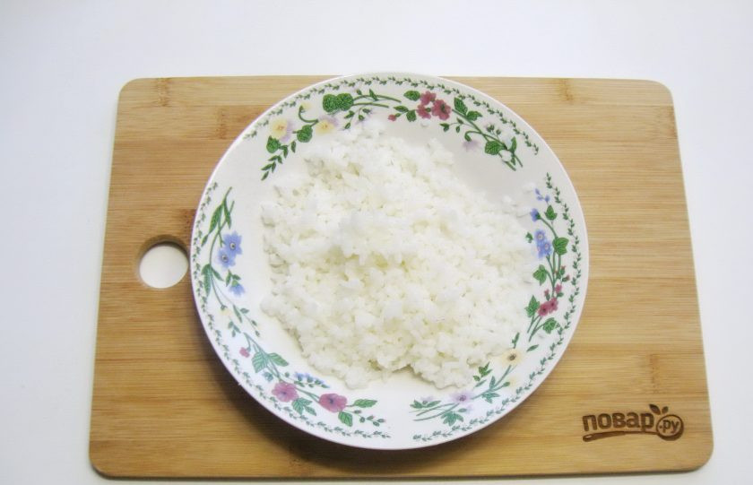1. Этап. Рисовые шарики с рыбой: Рис отварите. Для этого крупу хорошо промойте и выложите в кастрюлю. Залейте водой в соотношении воды к рису 2:1. Посолите по вкусу. Варите до готовности риса. После воду слейте, а рис промойте чистой водой.