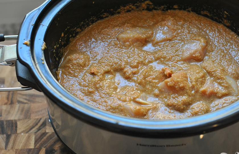 1. Этап. Курица с овощами и кокосовым молоком: 5. Накрыть крышкой и тушить оставшееся время. Перед подачей на стол посыпать нарезанной кинзой. Подавать карри с рассыпчатым рисом.