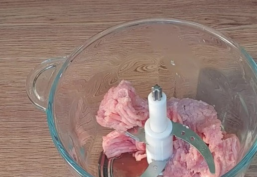 1. Этап. Капустники с индейкой: 3. В чашу блендера выложить фарш индейки 250 г,...