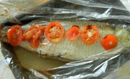 1. Этап. Фаршированный амур: Брюшко амура зашейте посередине, а рукав закрепите. Отправьте блюдо в духовку.