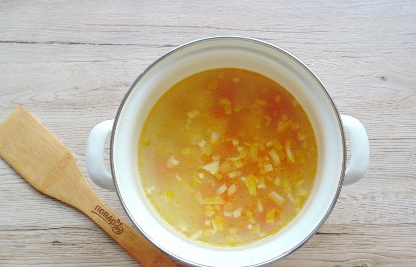 1. Этап. Уха из минтая с рисом: Отварной минтай выложите на тарелку, а в рыбный бульон добавьте морковь, лук и картофель, который предварительно очистите, помойте и нарежьте. Варите уху 10-15 минут.