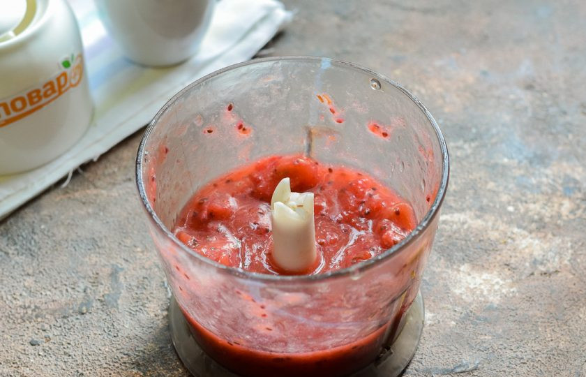 1. Этап. Варенье из крыжовника с абрикосом: Крыжовник почистите от хвостиков, после измельчите крыжовник в блендере.