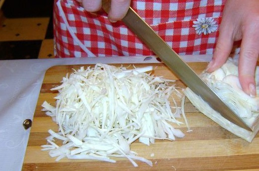 1. Этап. Свежий салат из капусты: 2. У капусты удалить верхние листья и грубую кочерыжку. Нарезать тоненькой соломкой.