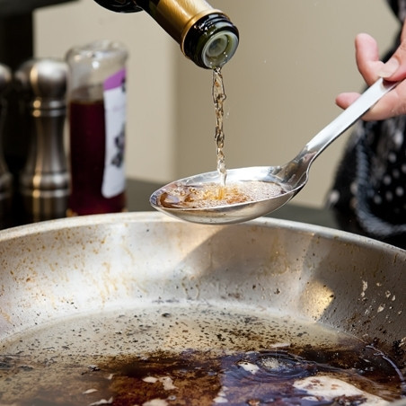 1. Этап. Салат со шпинатом и беконом: 6. Под сковородой выключите огонь и влейте уксус. Перемешайте.