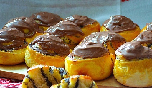 1. Этап. Маковые булочки под шоколадом: Приятного чаепития.