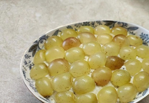 1. Этап. Салат Тиффани с авокадо: Виноград разрезать пополам и разложить по поверхности салата. Удобнее взять виноград без косточек. Или придётся повозится и удалить их. При подаче на стол, украсить зеленью, слегка присыпать орехами.