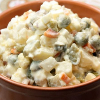 Салат Оливье с солеными огурцами