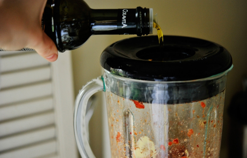 1. Этап. Клубнично-бальзамическая заправка: 3. Взбейте, в процессе добавляя бальзамик и оливковое масло.